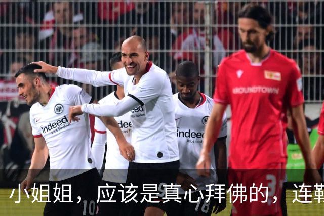 小姐姐，应该是真心拜佛的，连鞋子都不穿！